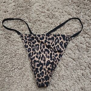 Victoria's Secret Very Sexy Leopard Print V-string Thong